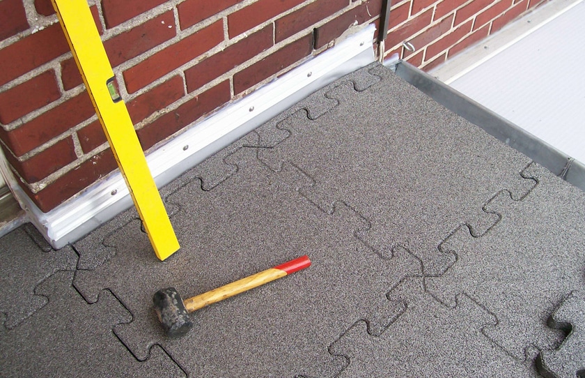 укладка резиновой плитки на бетонное основание